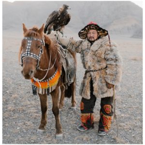Caciatore falconiere mongolo con cavallo